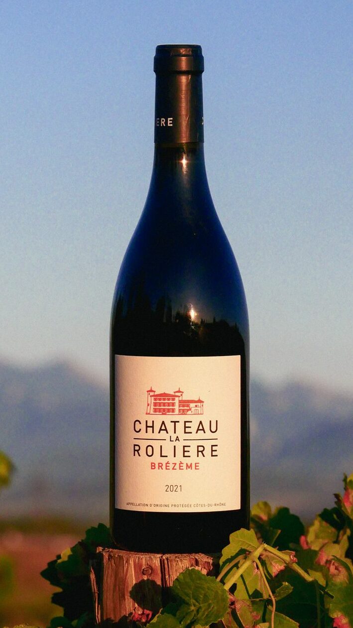 Bouteille de Château La Rolière Brézème dans les vignes. Les trois becs en arrière plan.